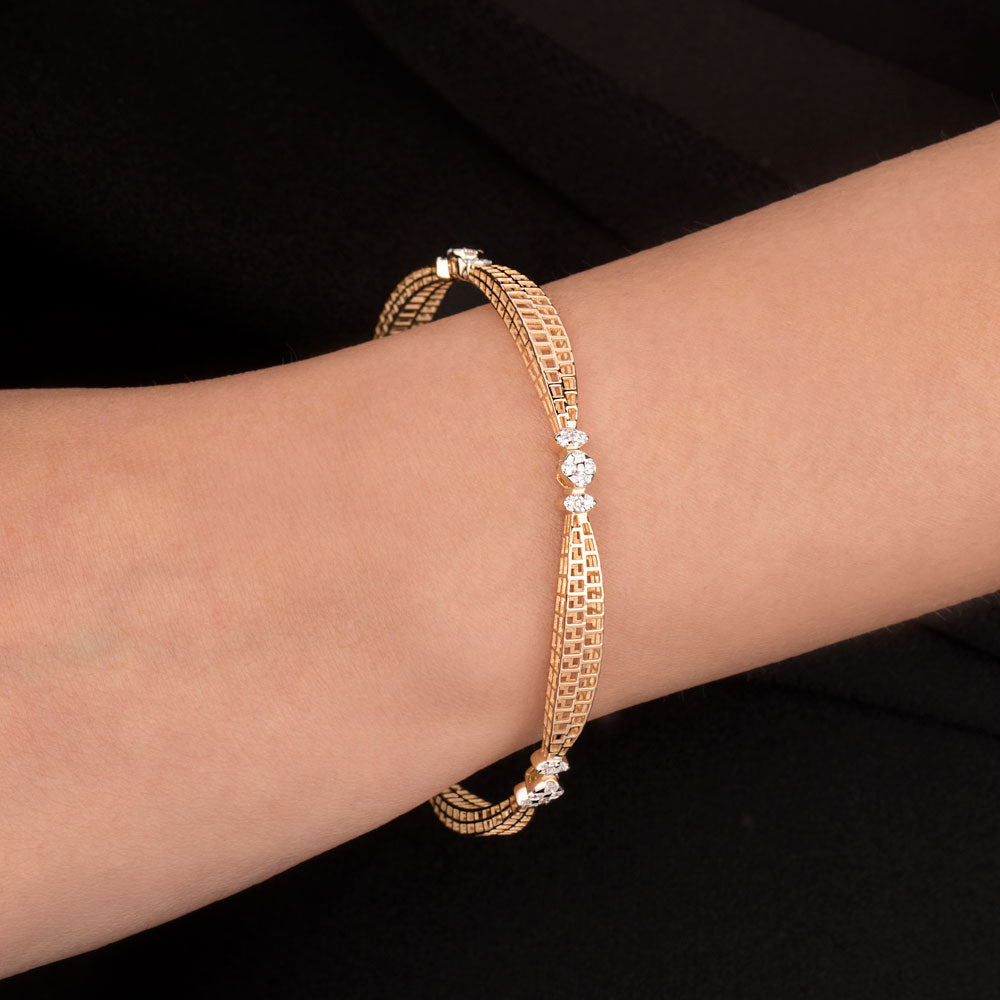 18K Yellow Gold Diamond Bangle - 0.684ct VVS-VS-EF