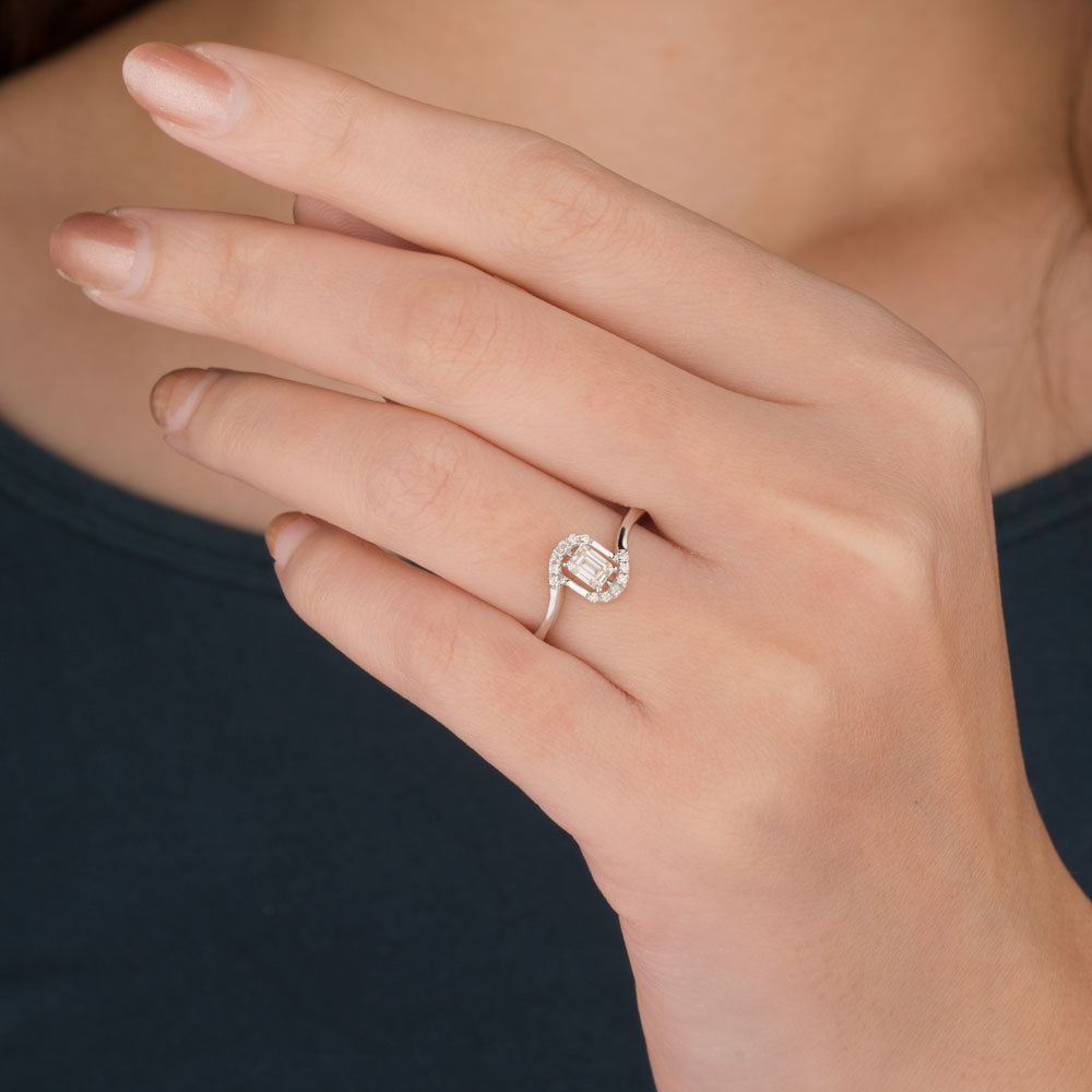 18K White Gold Diamond Ring - 0.369ct VVS-IJ