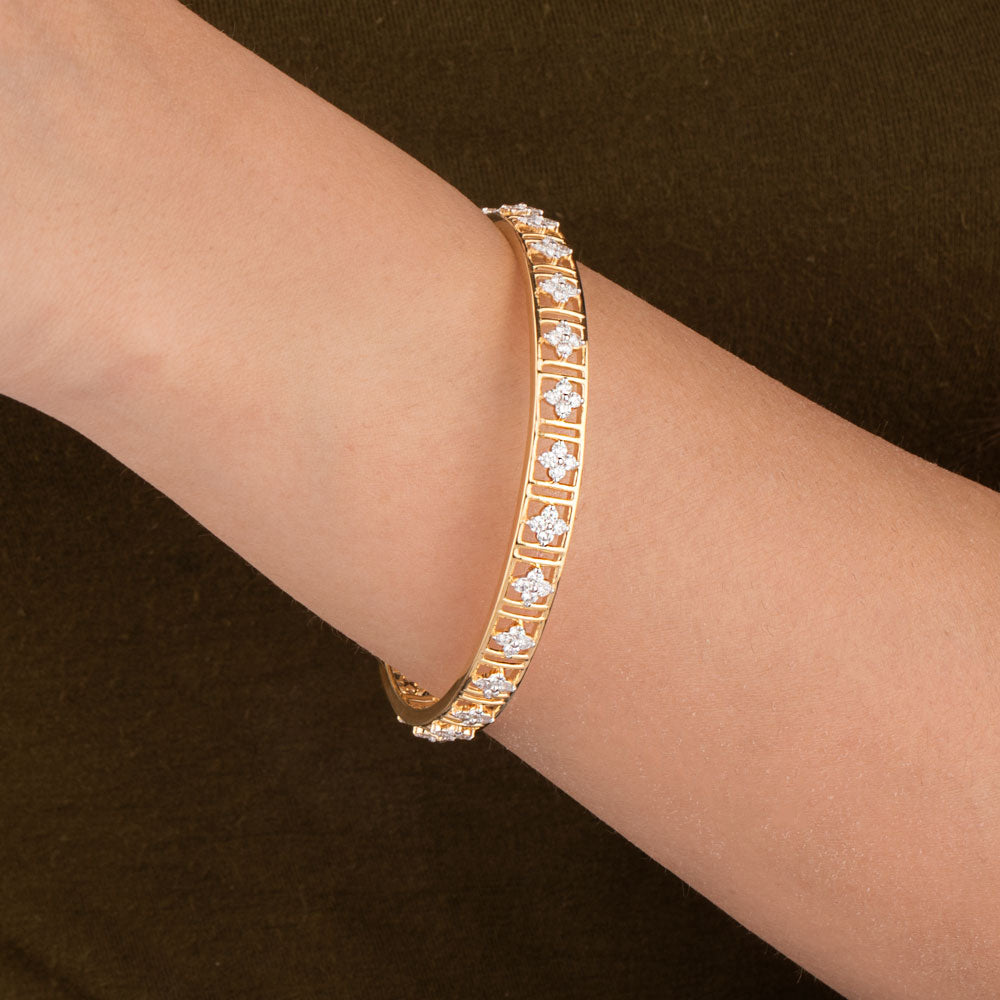 18K Yellow Gold Diamond Bangle - 2.551ct VS-FG