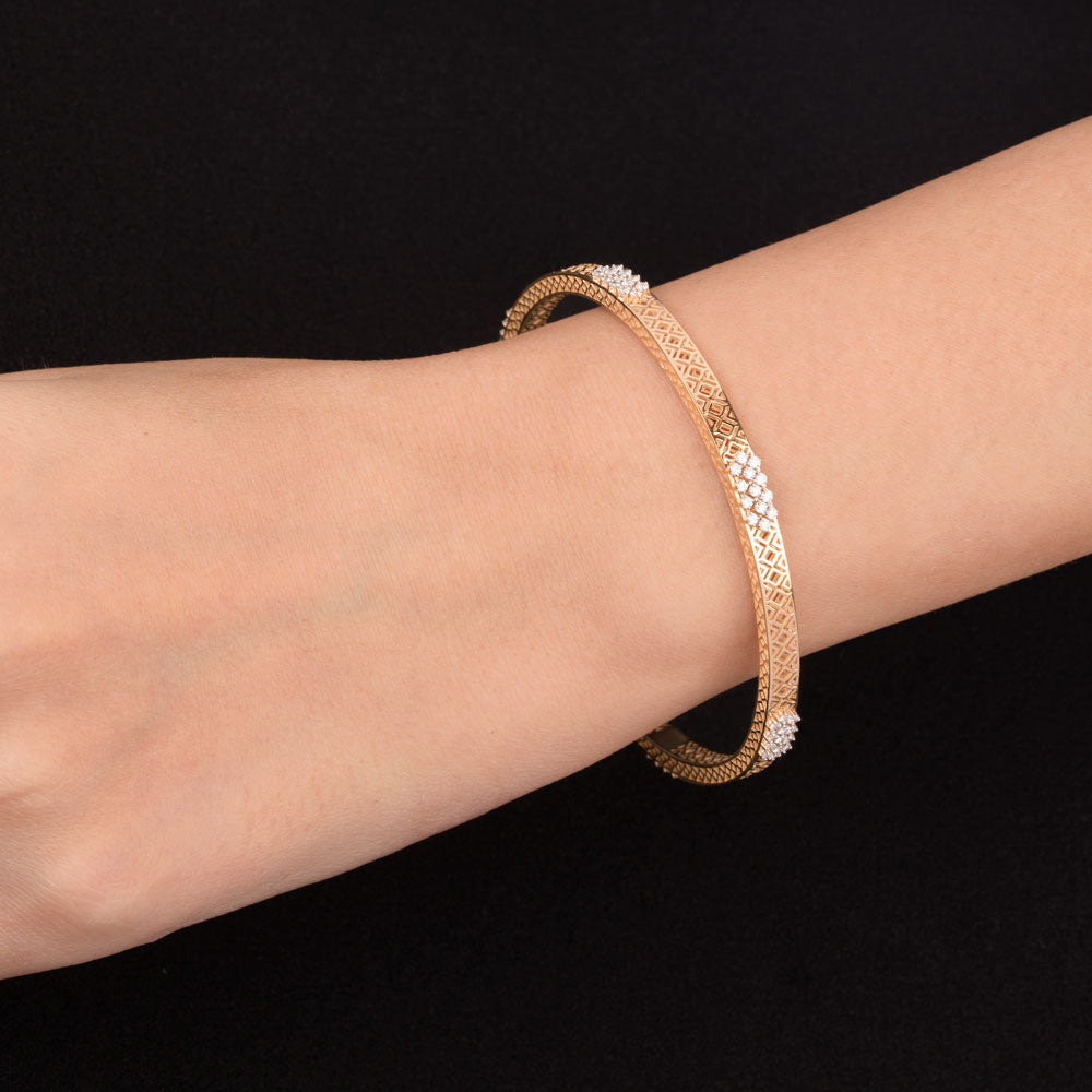 18K Yellow Gold Diamond Bangle - 0.911ct VVS-VS-EF