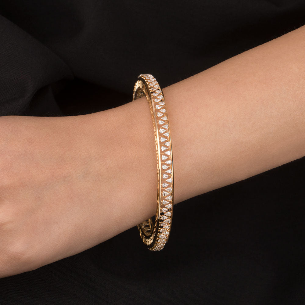 18K Yellow Gold Diamond Bangle - 4.183ct VS-GH