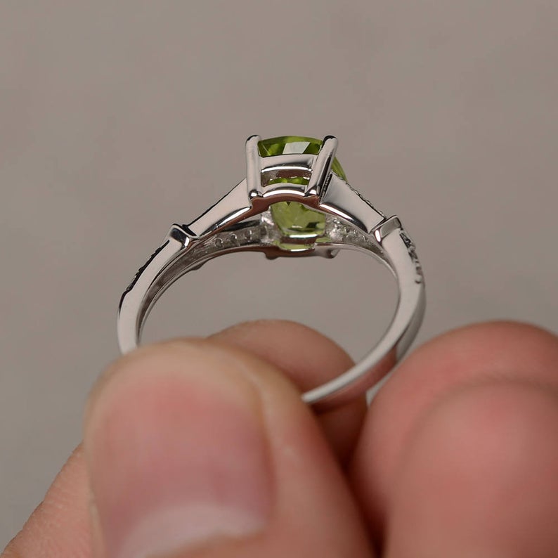 2.25 Ct Cushion Cut Peridot 925 Sterling Silver Solitaire W/Accents Anniversary Gift Ring - atjewels.in