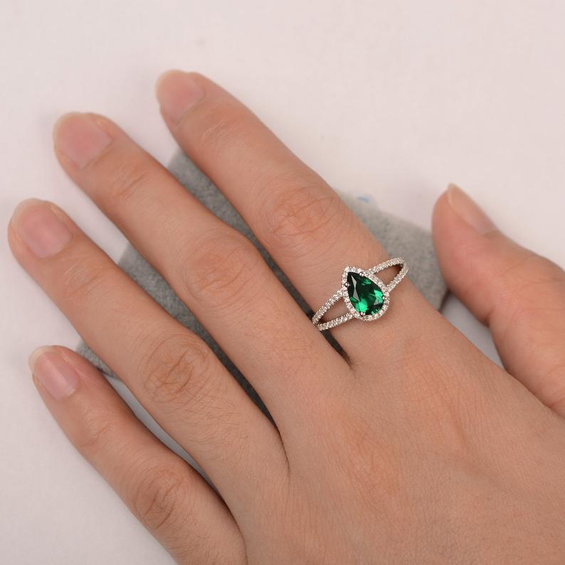1.75 Ct Pear Cut Green Emerald Split Shank Halo Engagement Ring In 925 Sterling Silver