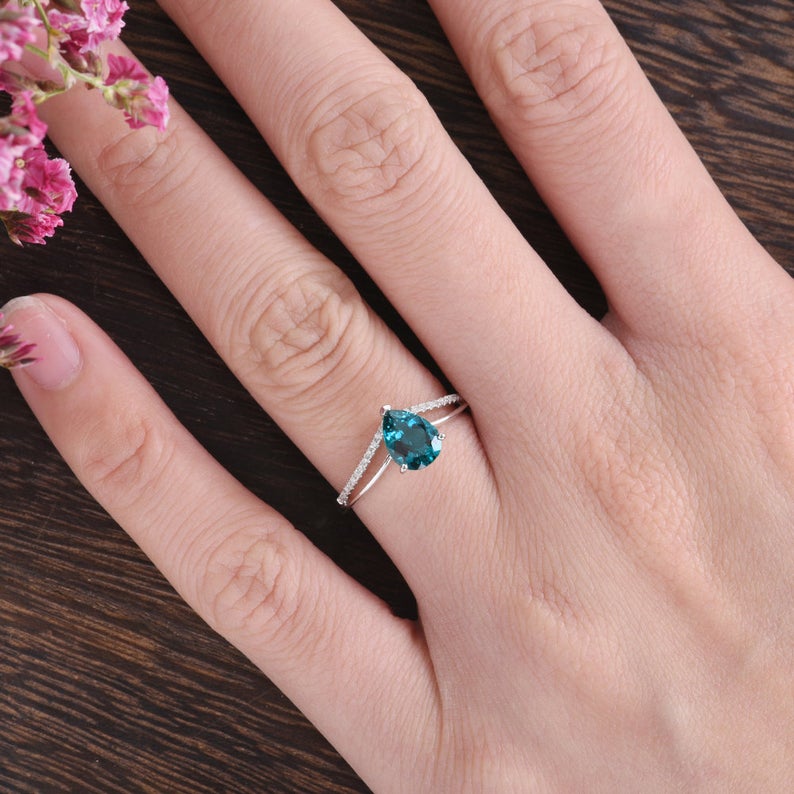 1.25 Ct Pear Cut London Blue Topaz Engagement Chevron Ring In 925 Sterling Silver