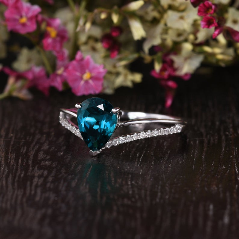 1.25 Ct Pear Cut London Blue Topaz Engagement Chevron Ring In 925 Sterling Silver