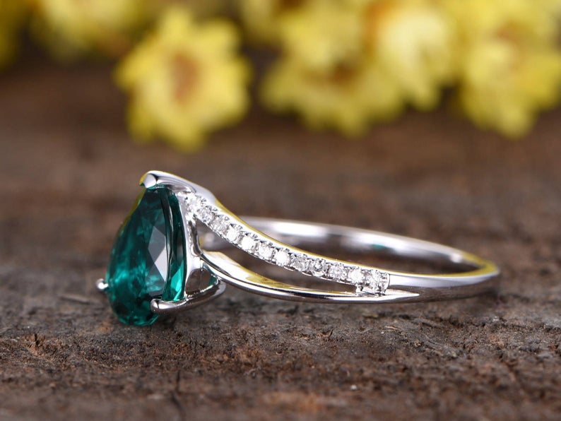 1.20 Ct Pear Cut Green Emerald Curve Engagement Band Ring In 925 Sterling Silver