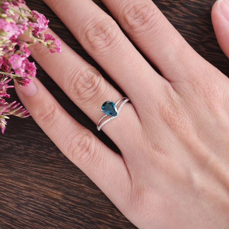1.25 Ct Pear Cut London Blue Topaz Engagement Chevron Ring In 925 Sterling Silver