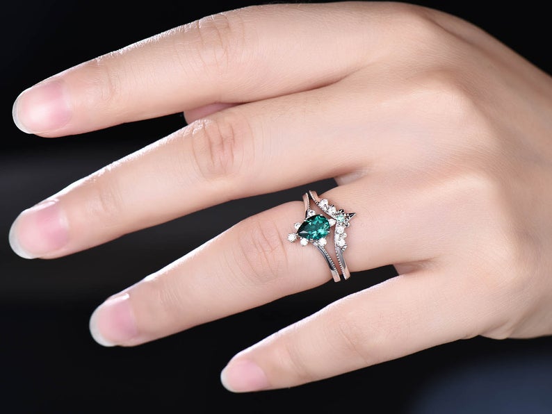 1.50 Ct Pear Cut Green Emerald 925 Sterling Silver Vintage Bridal Engagement Ring Set