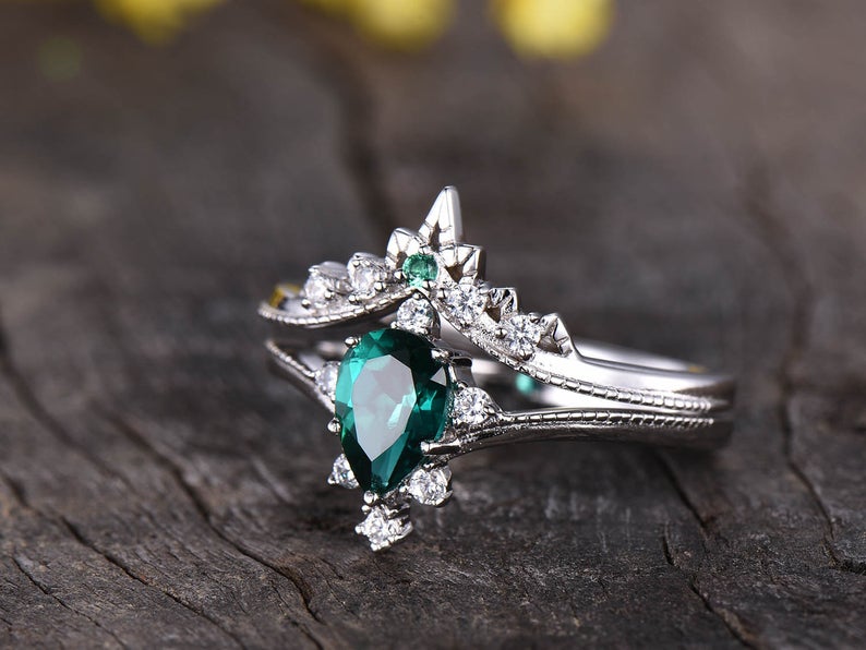 1.50 Ct Pear Cut Green Emerald 925 Sterling Silver Vintage Bridal Engagement Ring Set