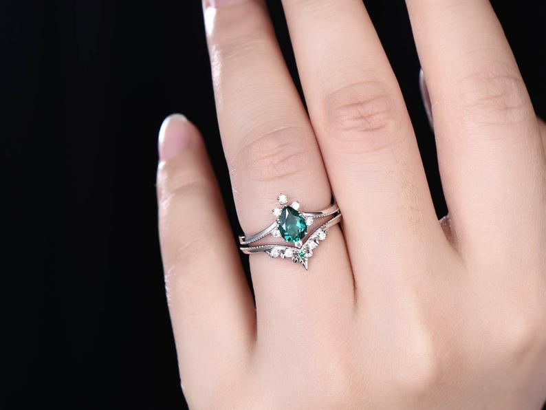 1.50 Ct Pear Cut Green Emerald 925 Sterling Silver Vintage Bridal Engagement Ring Set
